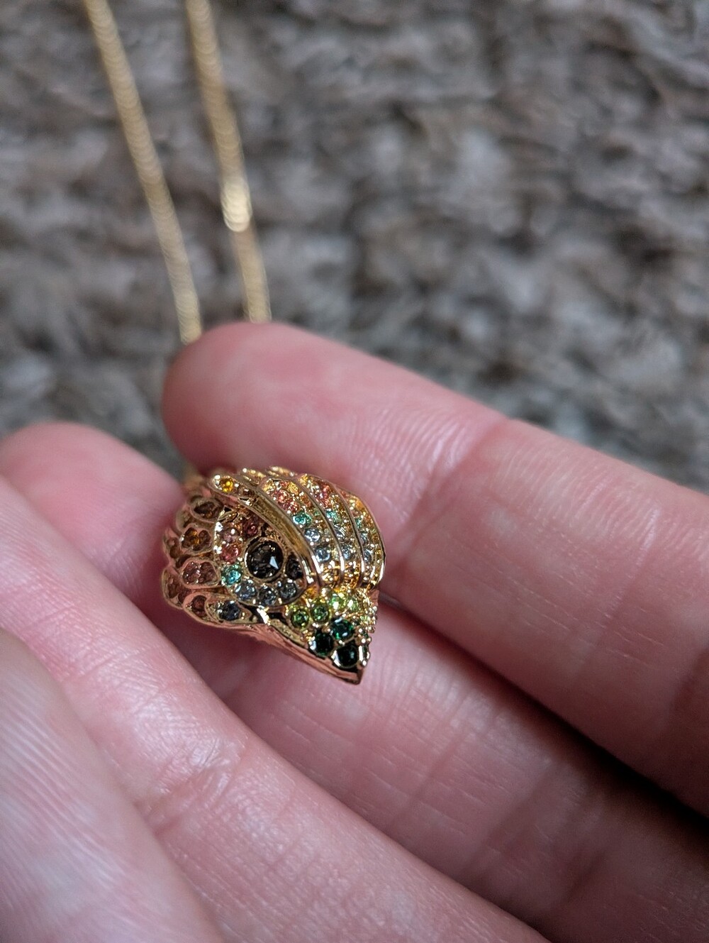 Kurt Geiger Eagle Head Gold Tone Multicolor Charm Pendant Necklace NEW - Picture 2 of 8